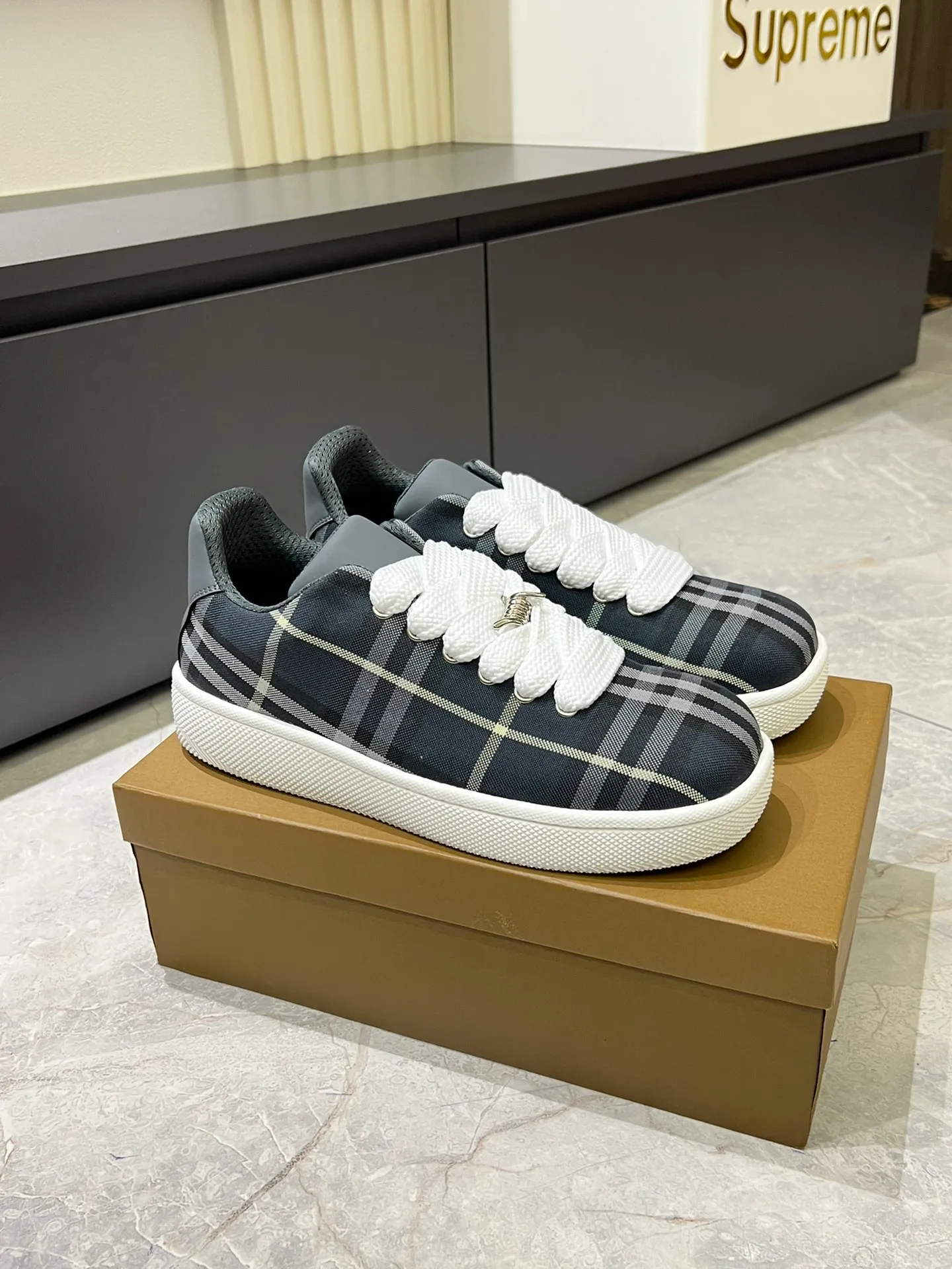 Men's shoes 💰p380 "Burberr*" new thick-soled men's casual sports shoes, cool sneakers and bread shoes, originally purchased and developed, the top version of Box series sports shoes, made of smooth calfskin fabric, embellished with embossed Equestrian Knight logo (EKD). Made of mesh lining, the laces are decorated with metal coils, the rubber soles are decorated with the Burberry letter logo, and the original molded 3.5CM two-color T men's shoes 💰pU outsole! Male 38-44 (45 customized)